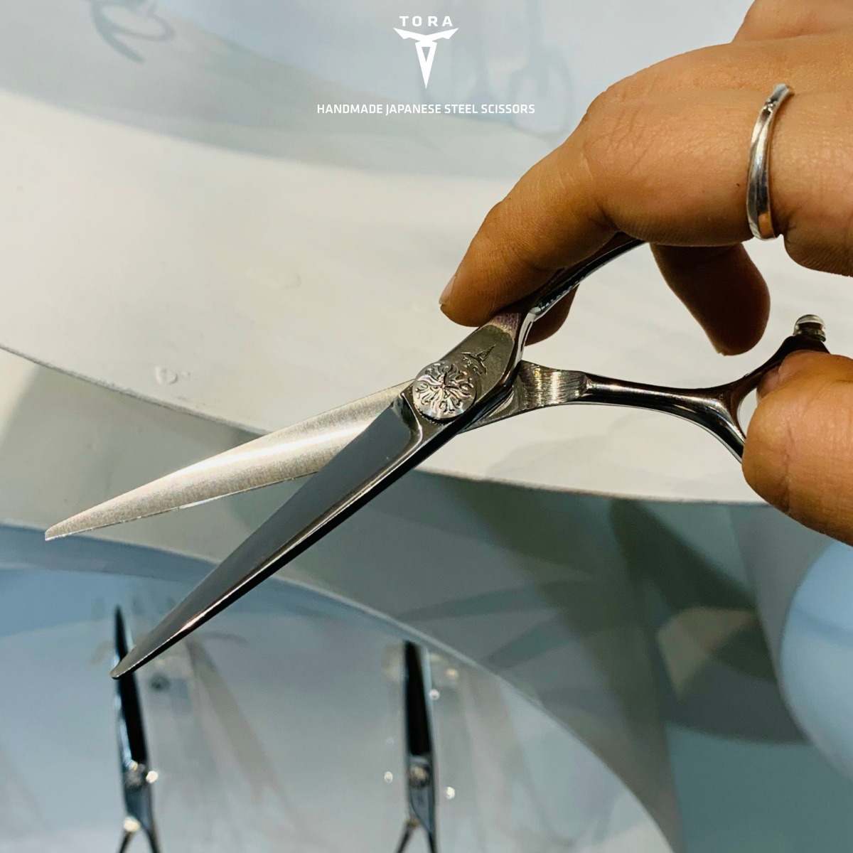 thép là vật liệu chuyên dùng để sản xuất kéo cắt tóc