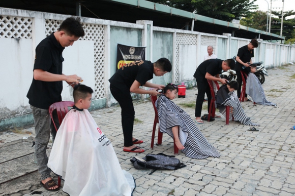 Trao yêu thương từ nghề cắt tóc Trao yêu thương từ nghề cắt tóc